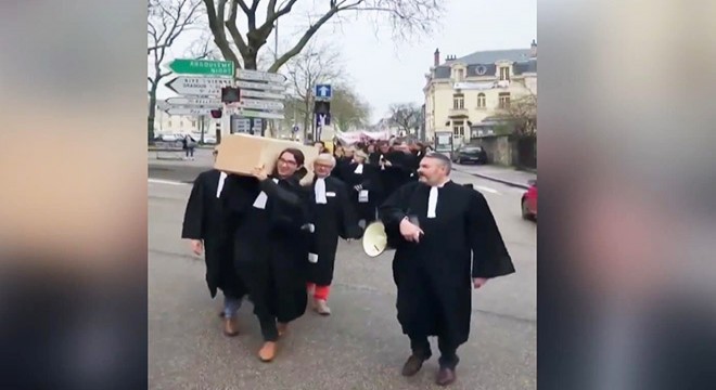 Fransa’da avukatlardan  tabutlu  eylem