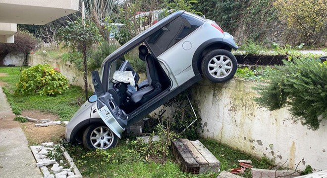 Fren yerine gaza basınca otomobille bahçeye düştü