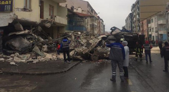Freni boşalan kamyon binaya çarptı: 2 ölü, 2 yaralı