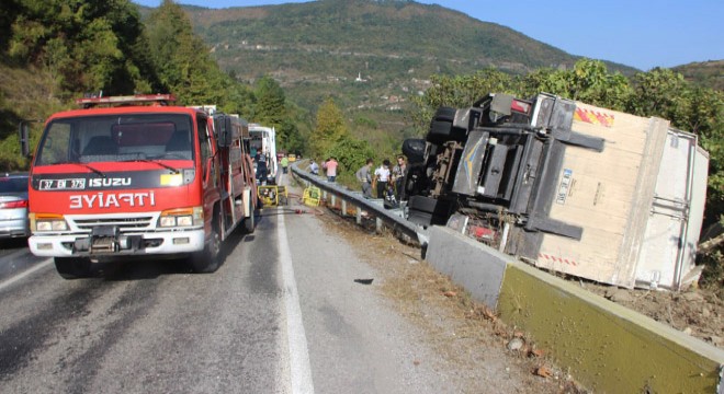 Freni boşalan kamyon devrildi: 2 yaralı