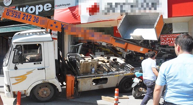 Freni boşalan kamyonet, dükkana girdi