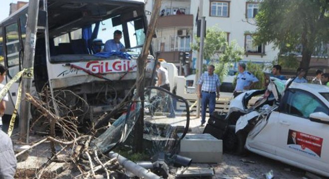 Freni boşalan midibüs, otomobil ve motosikleti sürükledi: 4 yaralı
