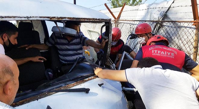 Minibüs elektrik direğine çarptı: 2 yaralı