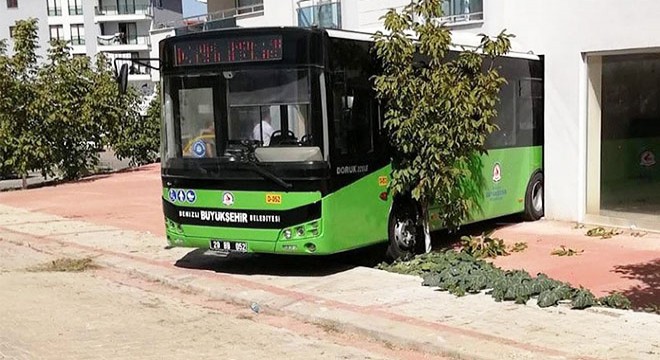 Freni boşalan otobüs, iş yerine girdi