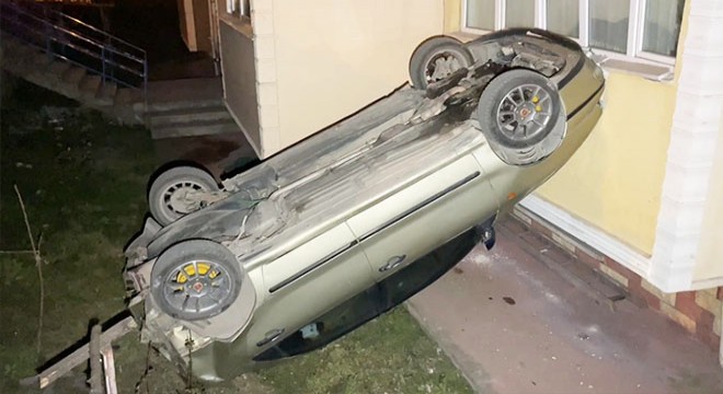 Freni boşalan otomobil apartmanın bahçesine düştü