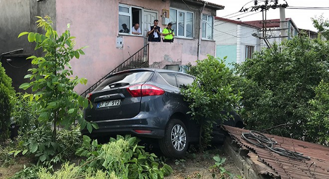 Freni boşalan otomobil, bahçeye girdi: 4 yaralı