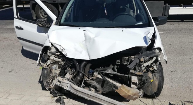 Freni patlayan otomobil 3 araca çarptı: 1 yaralı