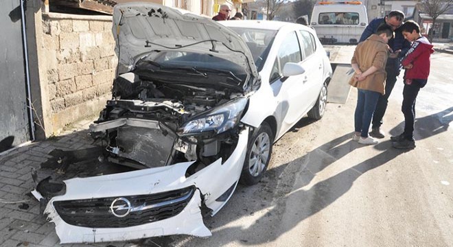Freni boşalan iş makinesi 3 otomobile çarptı: 2 yaralı