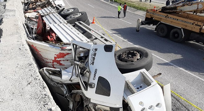 Freni boşalan kamyon duvara çarptı, sürücü öldü