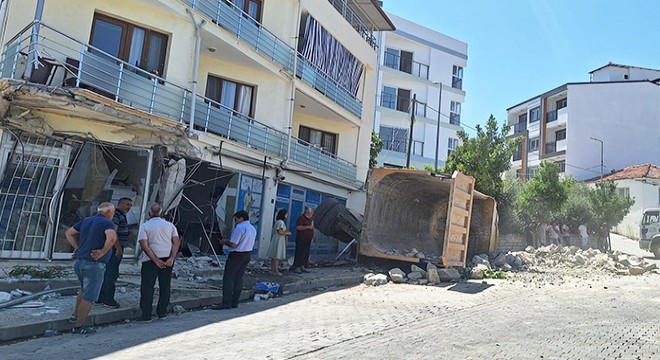 Freni boşalan kamyon ortalığı savaş alanına çevirdi