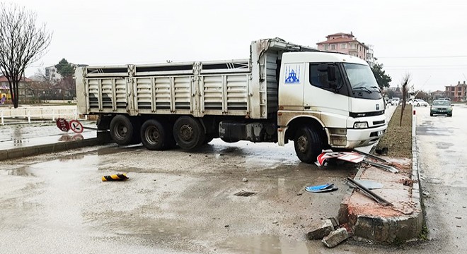 Freni boşalan kamyon refüje çarpıp durdu