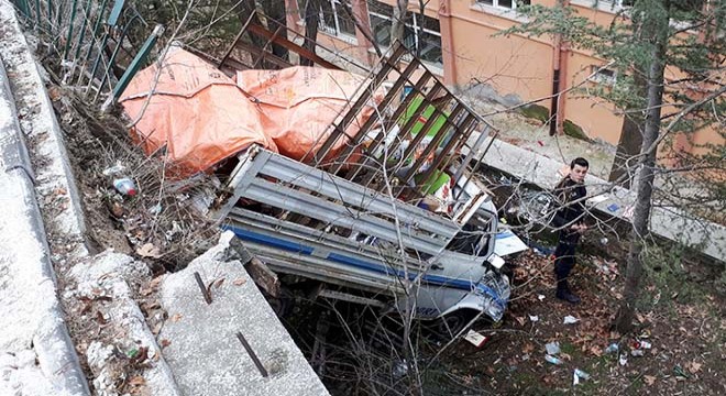 Freni boşalan kamyonet okulun bahçesine düştü: 3 yaralı