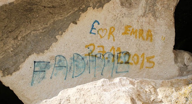 Frig Vadisi ndeki  aşk yazıları  temizleniyor