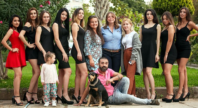 Fuar hostesleri kamera karşısında
