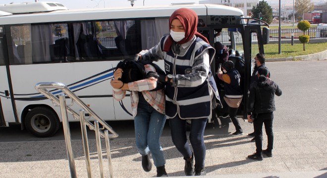 Fuhuş şebekesinin elebaşları, anne ve kızı çıktı