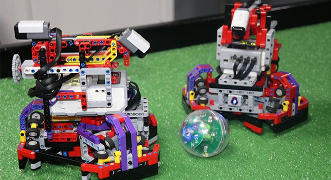 Futbol oynayan robotlarıyla Türkiye'yi temsil edecekler
