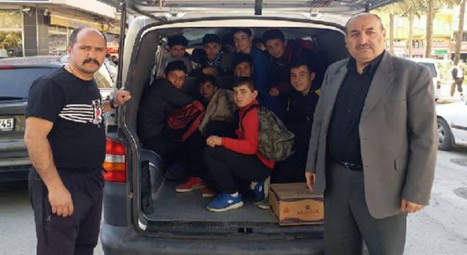 Futbol takımı için araç bulamayınca 16 kişiyi, 6 kişilik araca sığdırdı