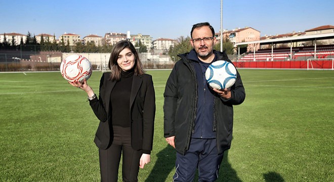 Futbol topuna kadın eli değdi