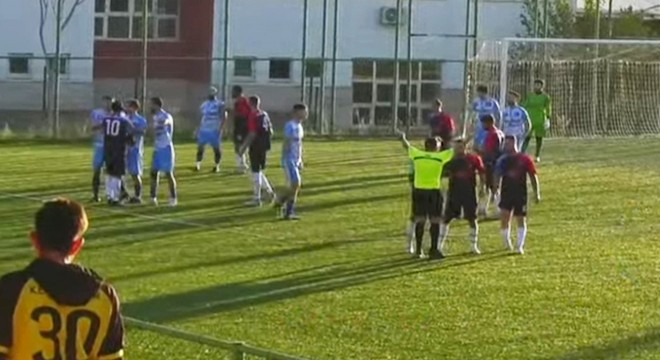 Futbolcular arasında arbede çıktı; maç tatil edildi