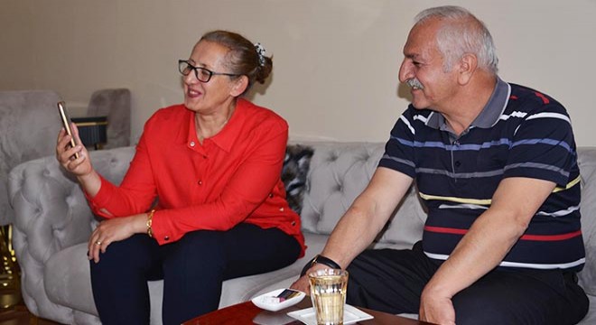 GATA'da görevli doktor oğullarıyla, telefonla hasret gideriyorlar