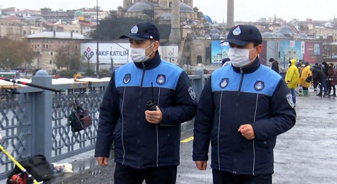 Galata Köprüsü'ndeki balıkçılara koronavirüs denetimi