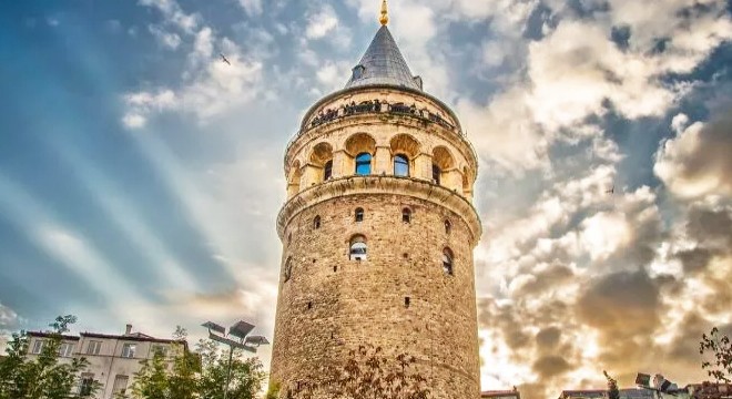 Galata Kulesi'nden atlayarak intihar etti