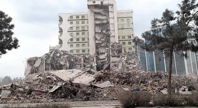 Galeria Sitesi'nin 1 bloğu yıkım sırasında çöktü