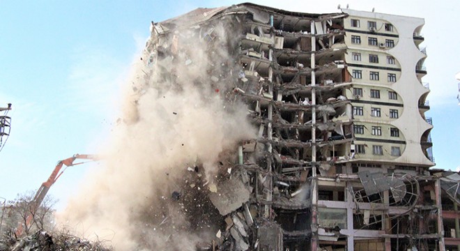 Galeria Sitesi'nin 1 bloku yıkım sırasında çöktü