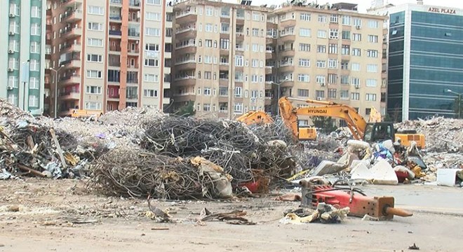 Galeria Sitesi'nin enkazını kaldırma çalışması başladı