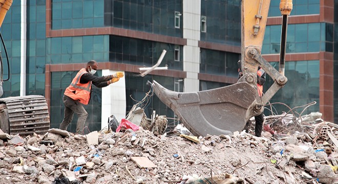 Galeria Sitesi’nin enkazından 300 kamyon hafriyat taşındı