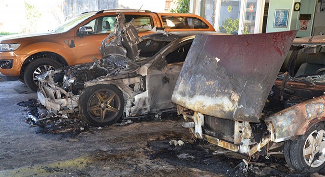 Galeride yangın çıktı, 2 otomobil yandı, 4'ü kısmen zarar gördü