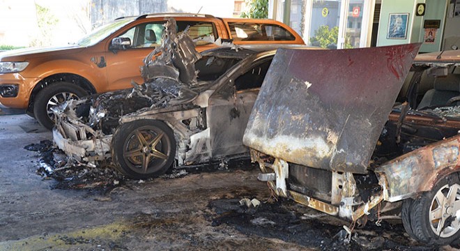 Galeride yangın çıktı, 2 otomobil yandı, 4 ü kısmen zarar gördü