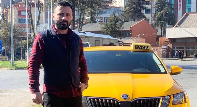 Gasptan yoldan geçen aracın kaputuna tutunup kurtuldu