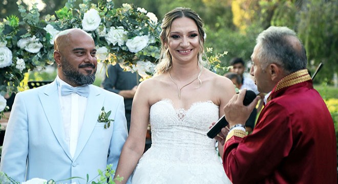 Gazeteci Özel, Antalya da evlendi