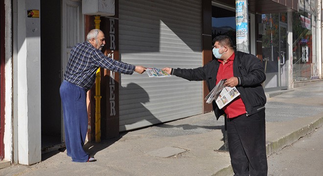 Gazeteleri sokak sokak gezerek dağıttılar