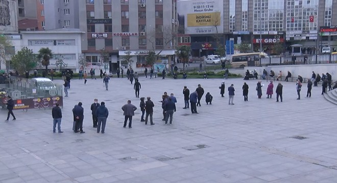 Gaziosmanpaşa'da seyahat izni kuyruğu