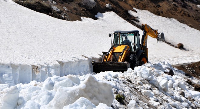 Gazipaşa'da karla kaplı yayla yolları açılıyor