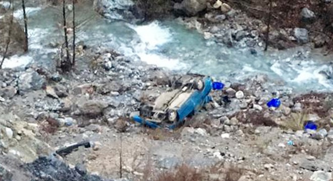 Gazipaşa'da otomobil dereye uçtu, sürücü yaralandı