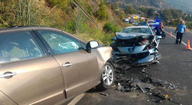 Gazipaşa'da otomobiller çarpıştı: 8 yaralı