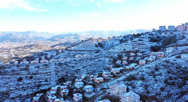 Gazipaşa'ya 9 yıl sonra kar yağdı