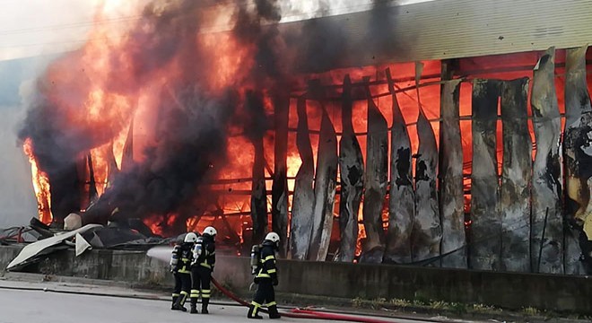 Gebze'de depo alev alev yandı