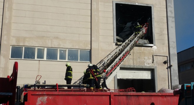 Gebze'de fabrikanın çatısı yandı