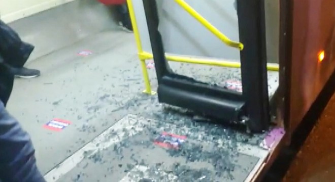 Geç geldiğini iddia ettikleri otobüsün camını kırdılar