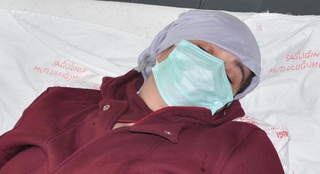 Gece yemek vermeyen eşini sırtından bıçakladı