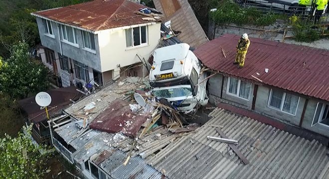 Gecekondu üzerine demir yüklü TIR devrildi