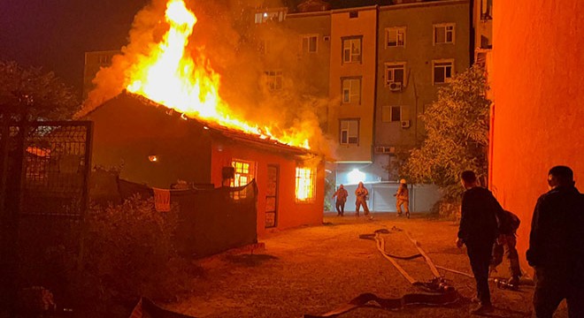 Gecekondu alev alev yandı