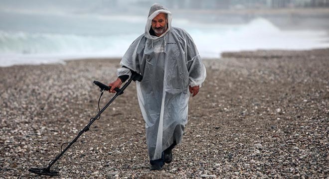 Geçimini sahilde değerli eşya arayarak sağlıyor