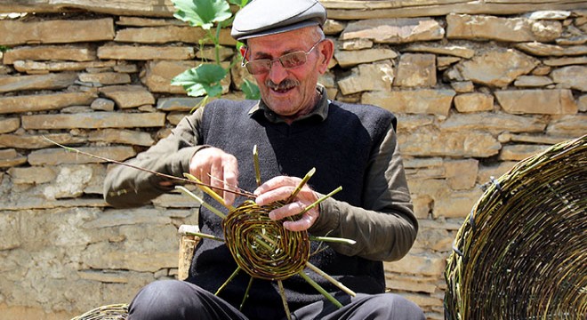 Geçimini 14 yıldır sepet örerek sağlıyor