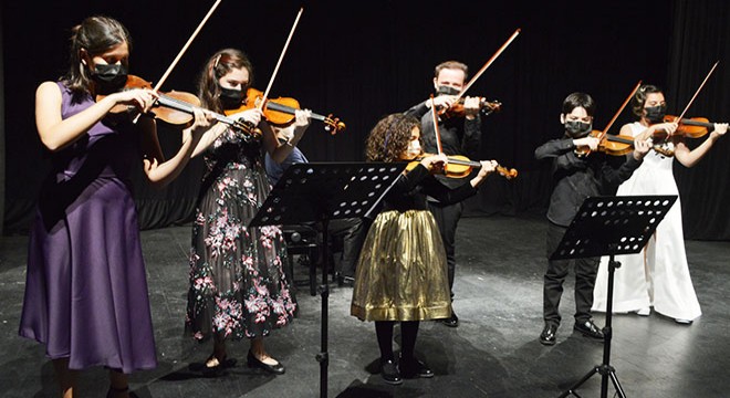 Geleceğin keman virtüözleri, öğretmen Özhan için sahnedeydi