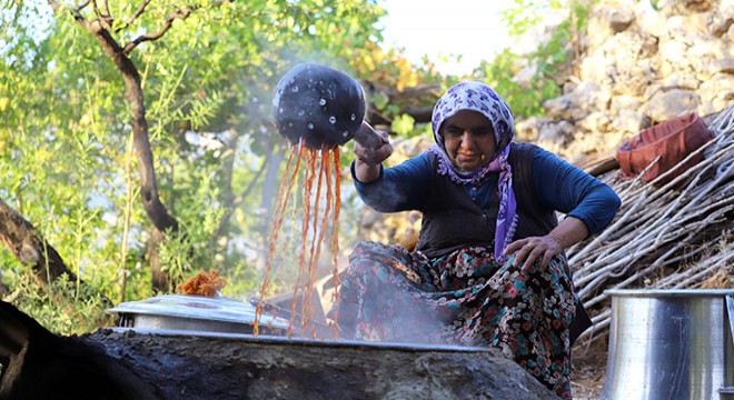 Geleneksel yöntemlerle şifa deposu üzüm pekmezi yapıyorlar